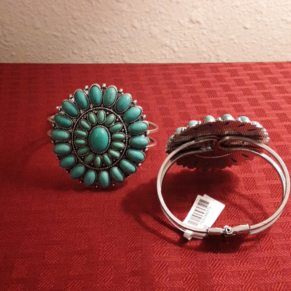 💙HP💙SILVER AND TURQUOISE CONCHO HINGED BRACELET - Picture 2 of 5